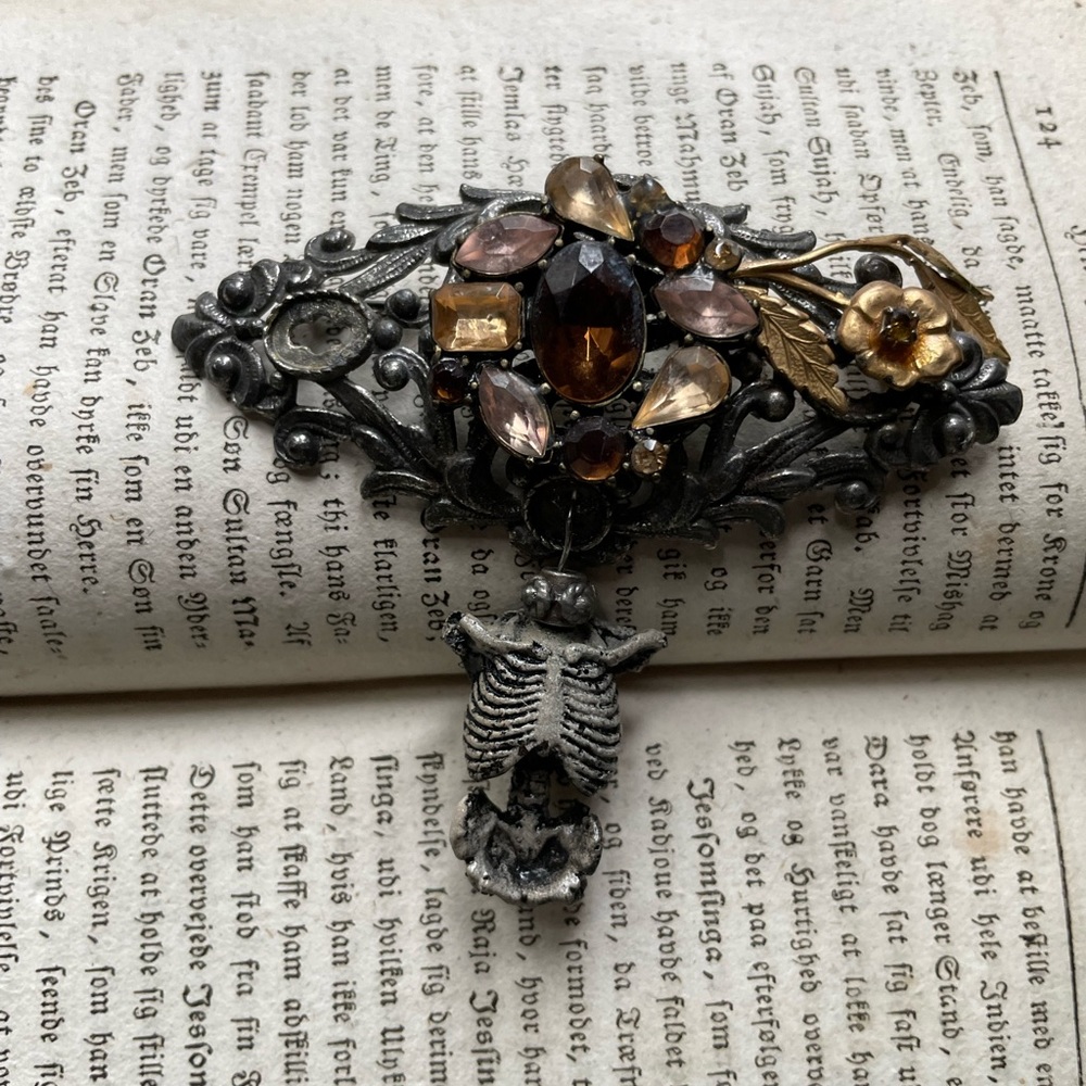 Skeleton Torso Brooch. ☠️ 🖤 Where light and dark intertwine. Spooky 👻 Rare find!